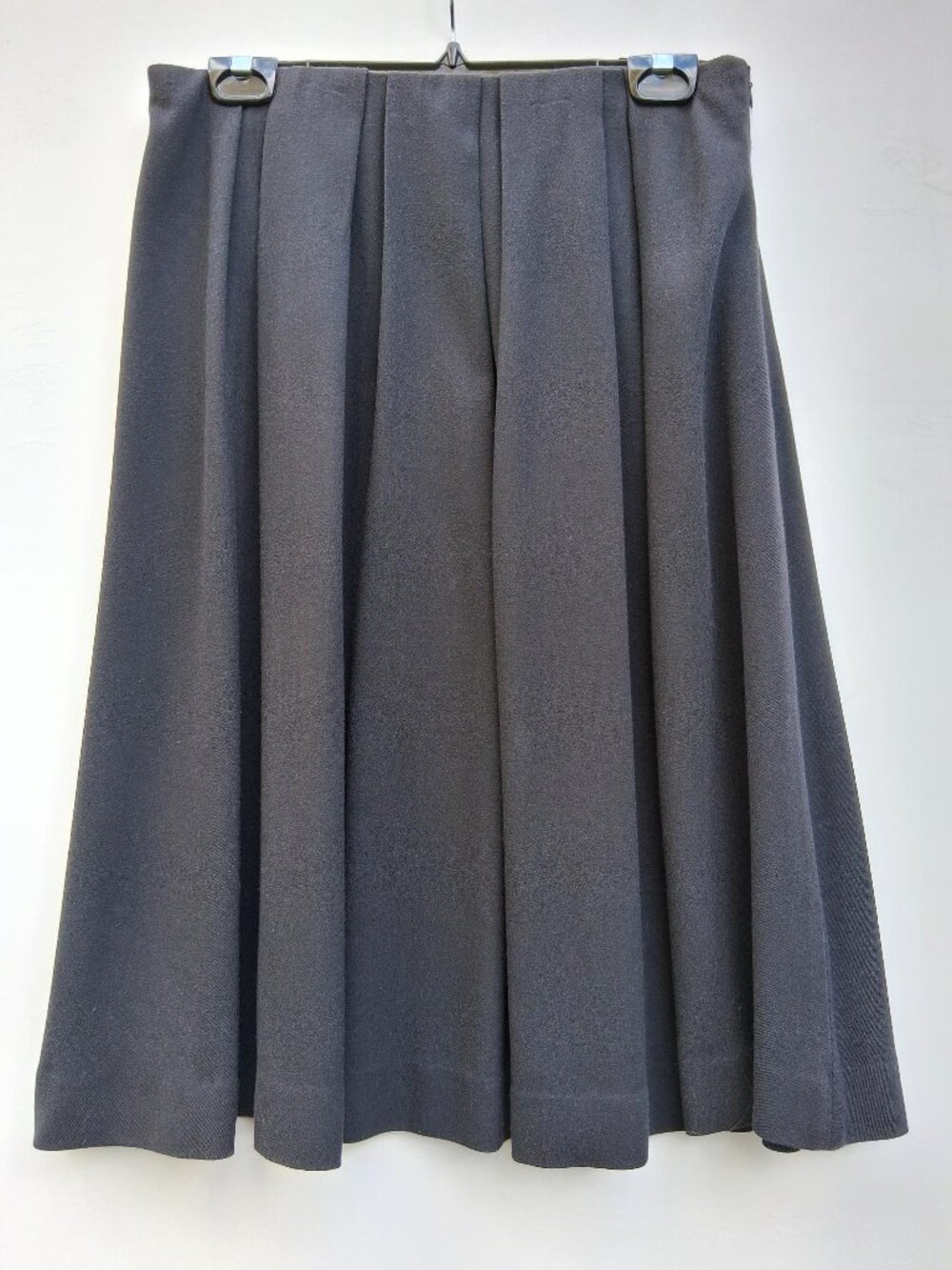 ADRIENNE VITTADINI pleated knee-length skirt, charcoal gray (size 8)